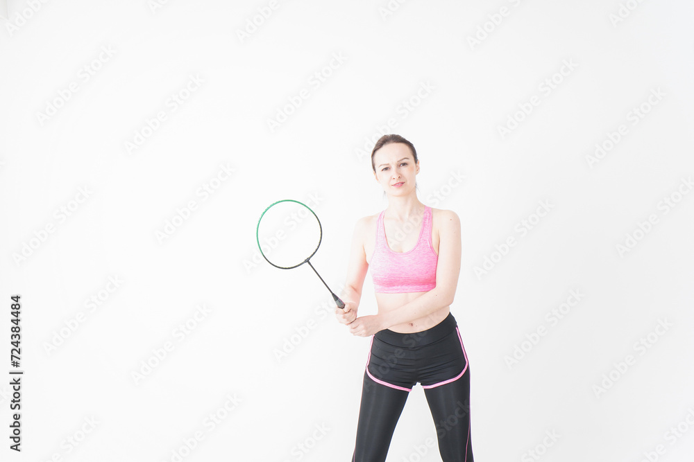 スポーツウェアを着てバドミントンをする外国人の女性 スポーツウェアを着てバドミントンをする外国人の女性