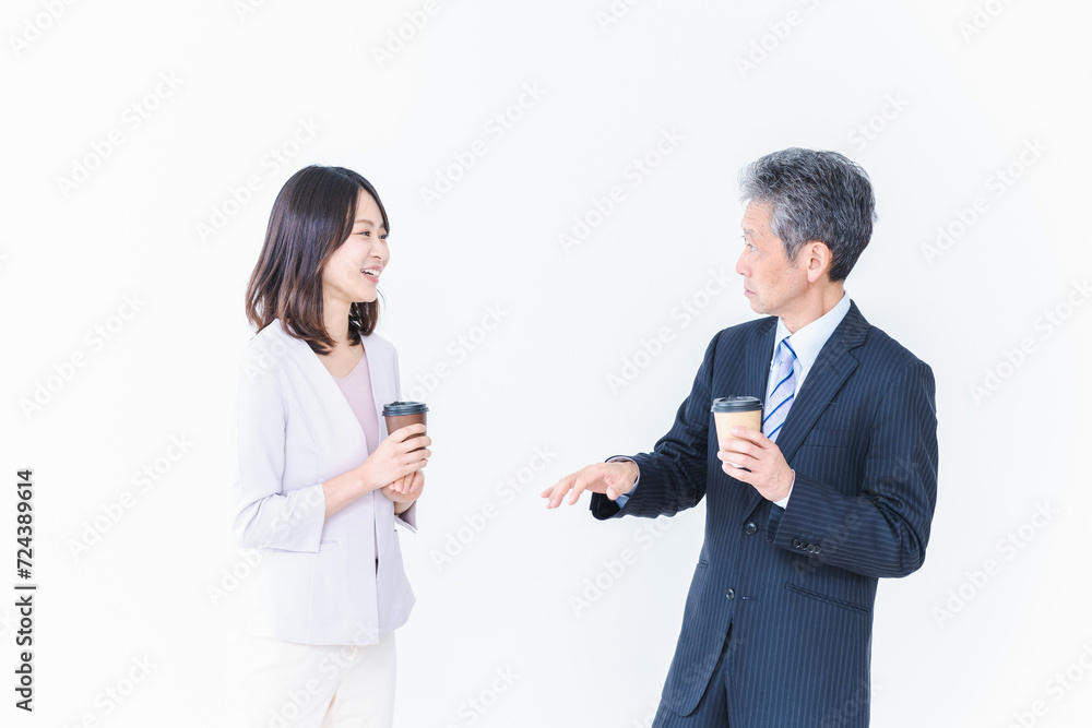 仕事中にコーヒーブレイクをするビジネスパーソン 仕事中にコーヒーブレイクをするビジネスパーソン