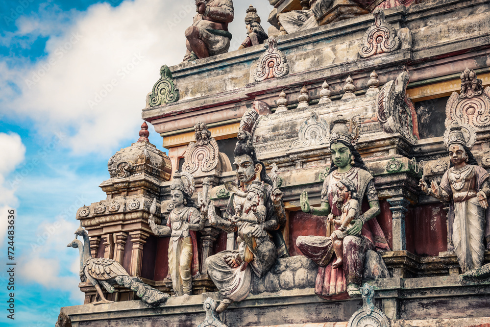 Obraz premium Close-Up of Indian Temple Building With Statues