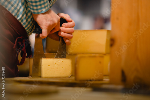 Käse wird an der Theke geschnitten