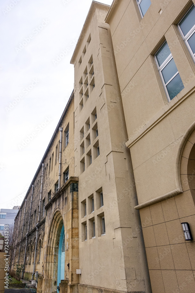 Fototapeta premium 様々に活用される旧下京中学校成徳学舎の建物（京都府京都市）