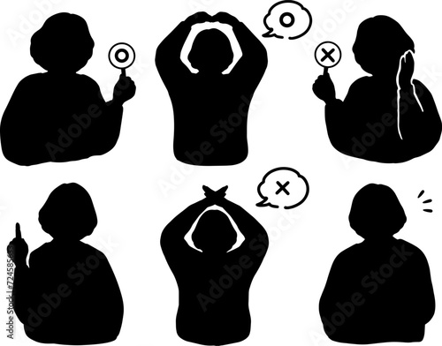 まるバツをジャッジするシニア・マチュア世代女性のモノクロシルエットイラストセット　