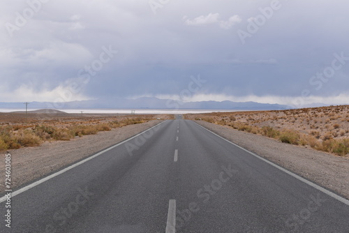 Grande route dans les plaines 