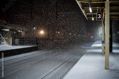 夜間・降雪の駅のホーム