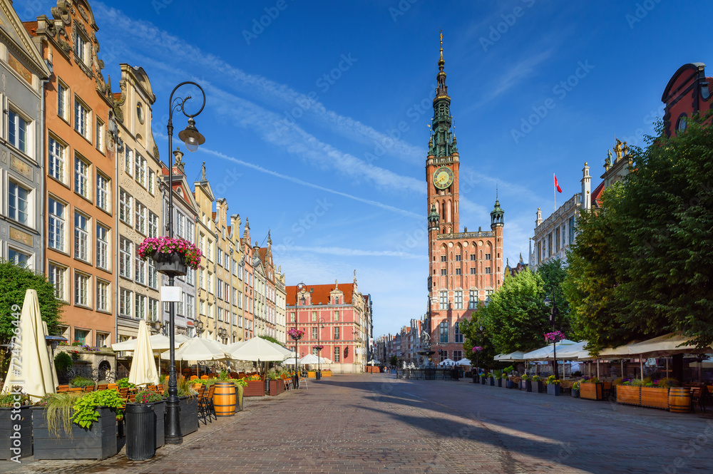 Obraz premium Gdansk Town Hall located on Dluga street (Long lane) in old town. A walk through the city on a sunny summer day