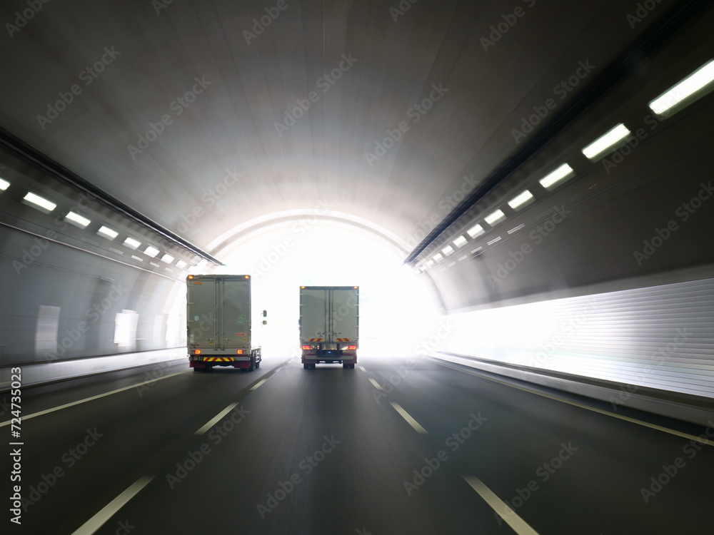 Fototapeta premium 高速道路のトンネル