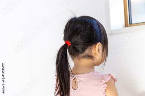ポニーテールの女の子の後ろ姿（3歳、日本人）