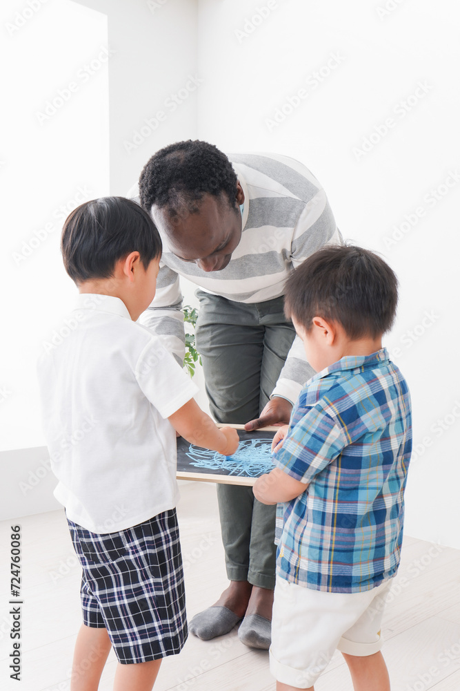 インターナショナルスクールで勉強する子ども