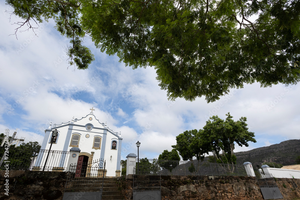 Galho de árvore e Santuário da Santíssima Trindade, Igreja histórica de Tiradentes, Minas Gerais Galho de árvore e Santuário da Santíssima Trindade, Igreja histórica de Tiradentes, Minas Gerais