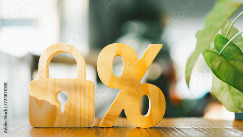 Konstfotografi The symbol of the key and percentage is the concept of fixed interest rate after a long increase or decrease
