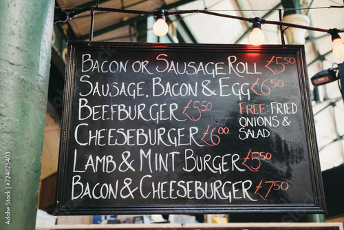Foto Menu board with prices at a market stall in Borough Market, London, UK