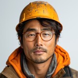 Professional technical engineer staff, Asian, male, white background, studio lighting. Technicien, travailleur, chantier asiatique en photo de portrait sur fond blanc.