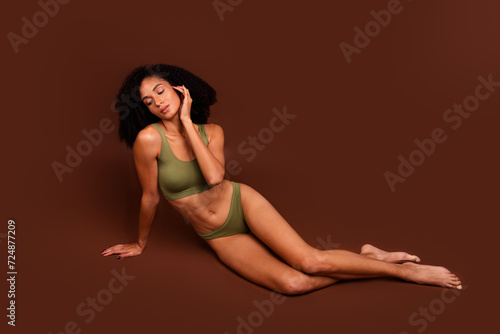 Photo of stunning adorable lady no filter sportive body with stretch marks imperfection sitting floor isolated on brown color background
