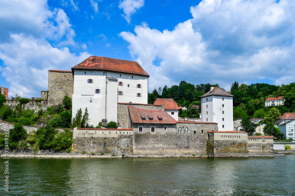 Historische Sehenswürdigkeit Schaiblingsturm in Passau direkt am Inn bei blauem Himmel im Sommer, Passau, Niederbayern, Bayern, Deutschland