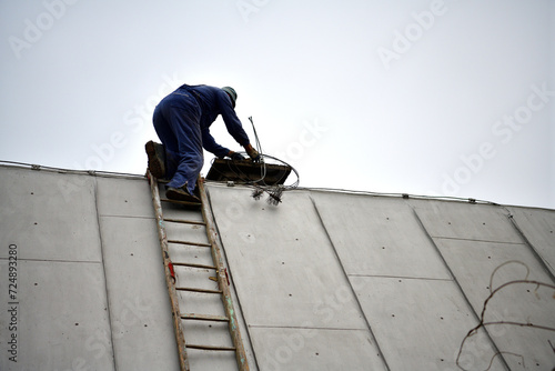 Obraz na płótnie Traditional manual method of cleaning the chimney on the roof w salonie