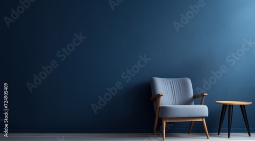 Pi  ce avec mur   clair   peint en bleu avec un fauteuil  image avec espace pour texte.