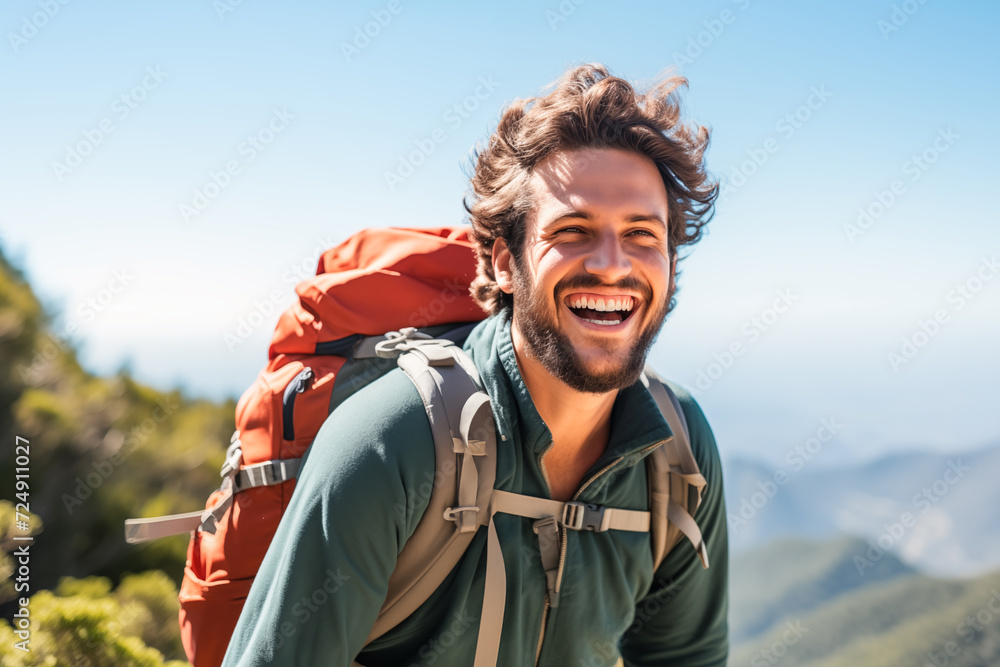 турист в горах, happy young man hiking on a sunny day, brunette with curly hair, carries a hiking backpack