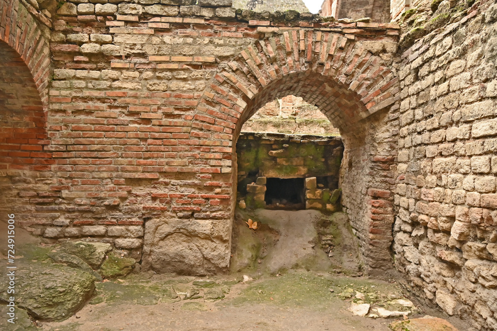 Obraz premium Arles, ruderi e rovine delle antiche terme romane - Provenza, Francia