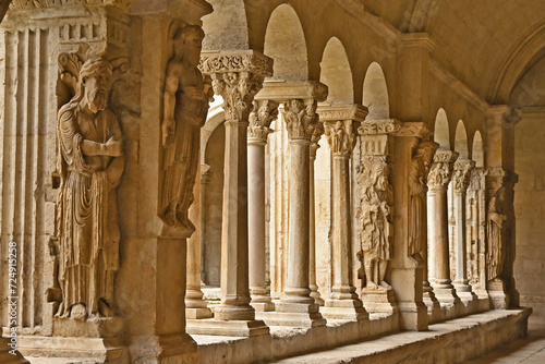 Fototapeta Arles, il chiostro della cattedrale di Saint Saturnin - Provenza, Francia