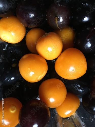 Aguaymanto y Uva Negra, fruta natural del Perú.