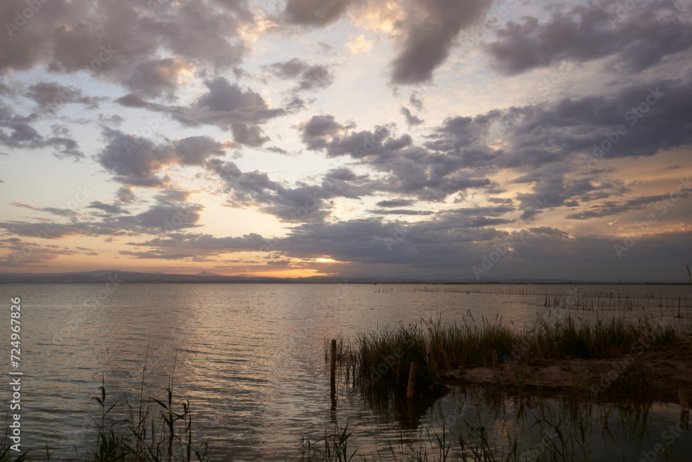 Obraz premium A sunset over the Valencia lagoon amidst the clouds
