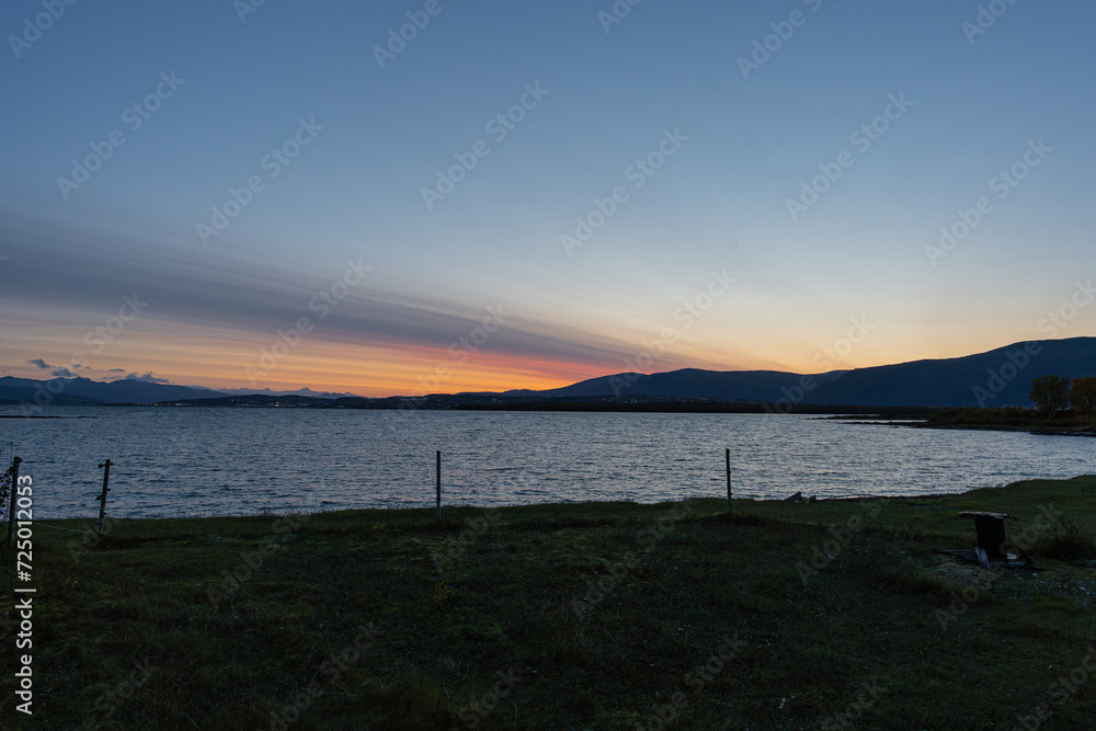 amanecer en fiordo al norte de noruega