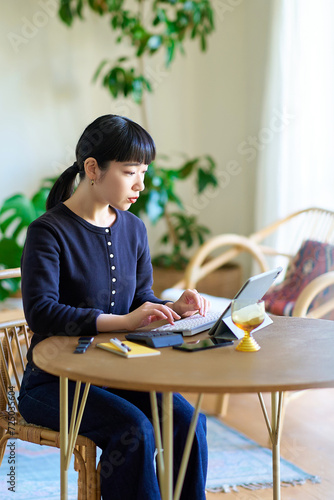 カジュアルな部屋で仕事をする若い女性