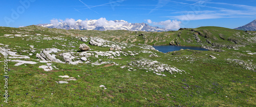 Le Lac Lérié sur le Plateau d'Emparis avec une vue magnifique sur les Alpes photo