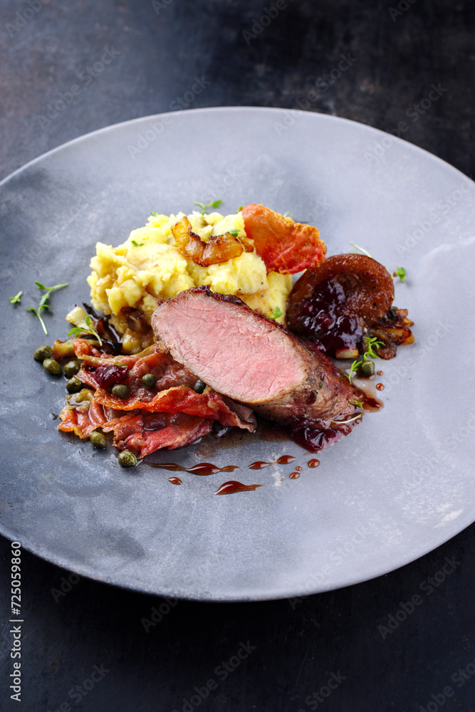 Traditionell gebratenes Wildhasen Rücken Filet mit Pflaumen, Kapern und ... Traditionell gebratenes Wildhasen Rücken Filet mit Pflaumen, Kapern und ...