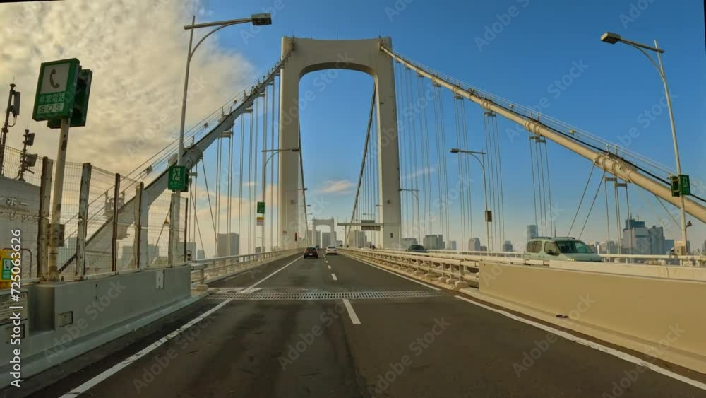 綺麗な空の都会の高速道路を走る車からの景色
