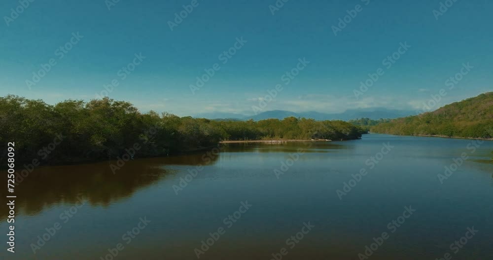 Vista de dron de rio