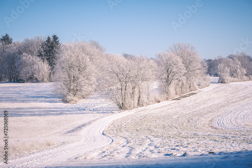 Feldweg im Winterkleid auf der schwäbischen Alb