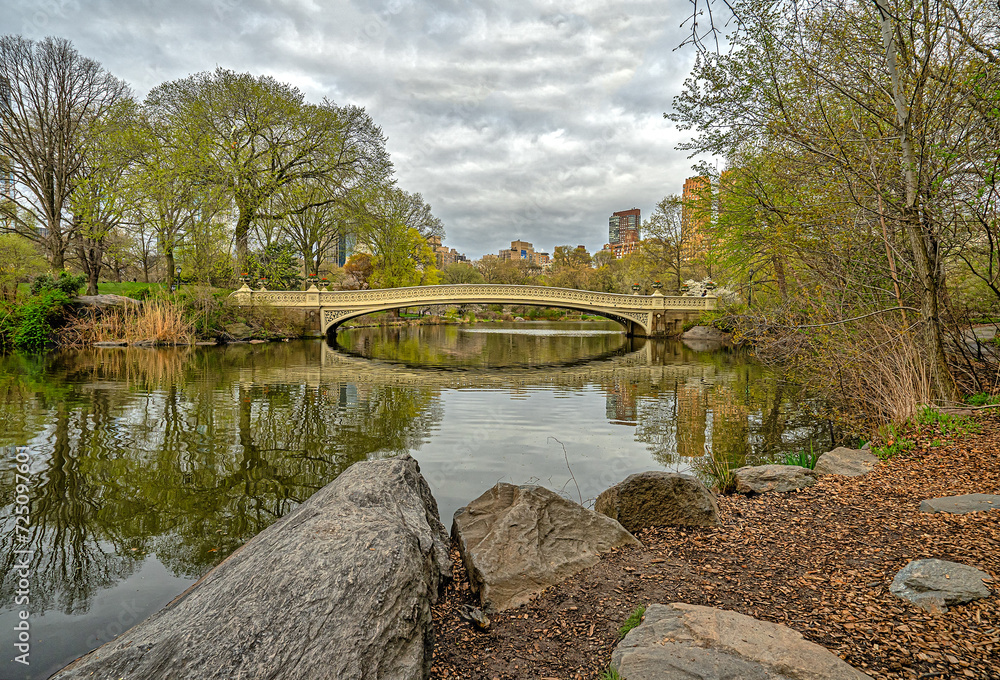 Obraz premium Bow bridge in the morning in early spring