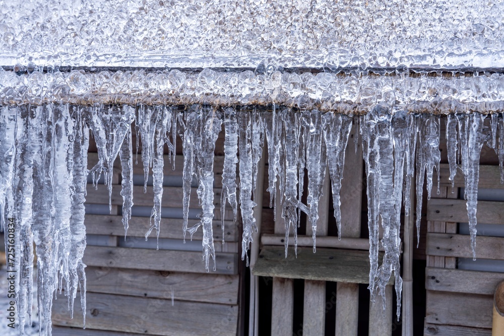 茅葺屋根の建物にできた氷柱(つらら)の情景 茅葺屋根の建物にできた氷柱(つらら)の情景