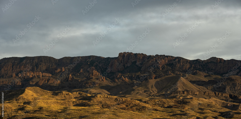 Obraz premium Chisos Mountains and Foothills Washed In Golden Late Evening Light