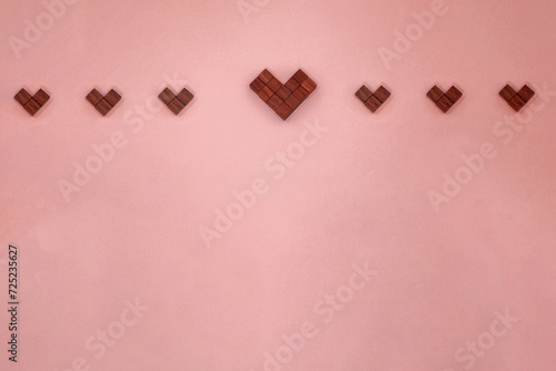 中央の大きなハートから小さなハートが並ぶブロックのラインが上に並ぶピンクのフレーム