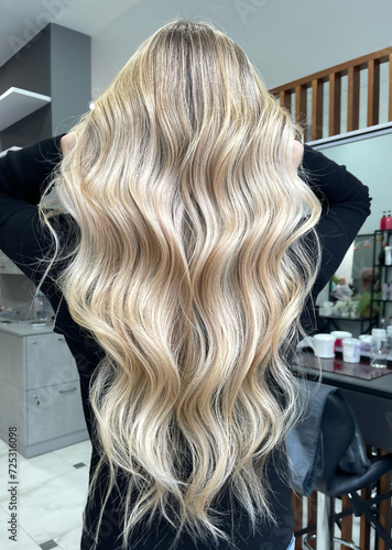 Bild auf Leinwand Long hair dyeing in air touch or shatush technique