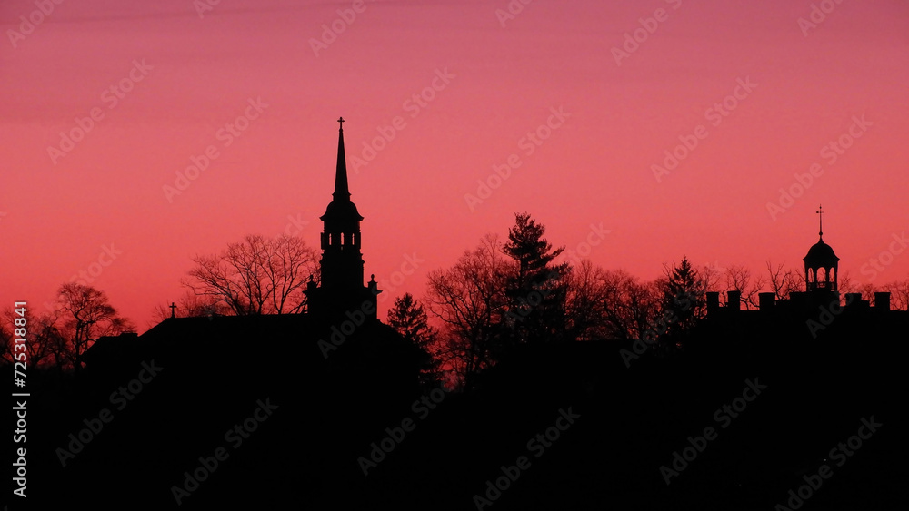 Obraz premium seminary ridge museum ans church of abiding presence on seminary ridge in gettysburg, pennsylvania, against a pretty pink winter sunrise