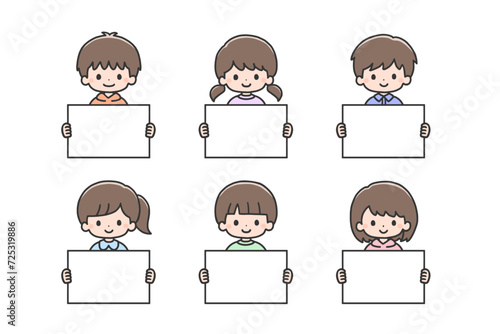 ボードを持つ子どもたち