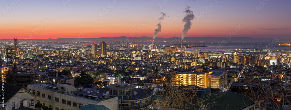 Fototapeta premium 灘丸山公園から眺める夜明けの風景（灘区の市街地、その先には東灘区の六甲アイランド、大阪湾を隔てて、大阪の街明かりと奈良県との境界に横たわる山並みが見えます） 神戸市灘区にて 