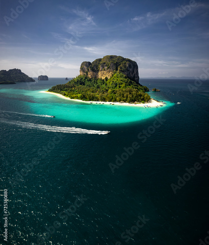Obraz na płótnie A breathtaking aerial view captures the pristine beauty of Krabi's enchanting island, adorned with turquoise waters and lush greenery w salonie