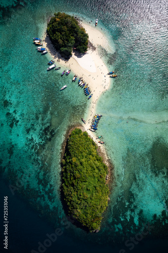 Obraz na płótnie A breathtaking aerial view captures the pristine beauty of Krabi's enchanting island, adorned with turquoise waters and lush greenery w salonie