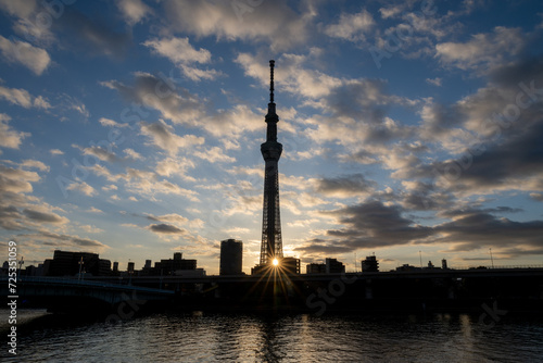 朝陽に映える東京スカイツリー © Hiroki Kobayashi