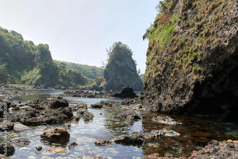 【能登】天然の洞窟と海にそびえ立つ鷹の巣岩