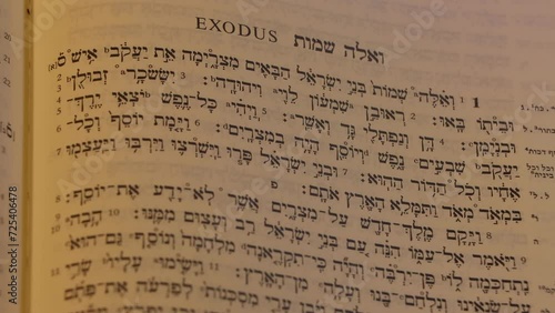 Libro del éxodo en Hebreo antiguo y original es otra experiencia.  photo