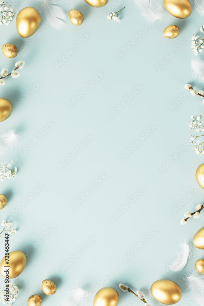 Obraz premium golden easter eggs, feathers and spring flowers. Easter background with copy space