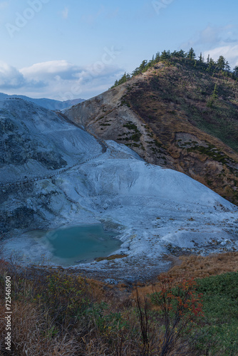 日本 秋田県湯沢市の川原毛地獄の灰白色の溶岩に覆われた山肌と地獄のような荒涼な景色