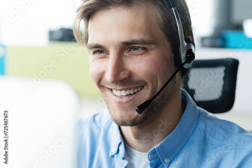 Obraz na plátne Dedicated service creates dedicated customers