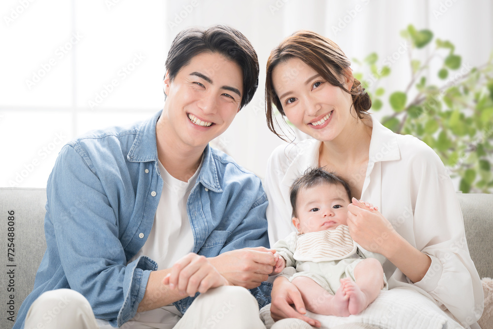 メインビジュアルにも!若い家族、パパと赤ちゃんを抱っこするママ 綺麗な部屋で幸せな家族のイメージ メインビジュアルにも!若い家族、パパと赤ちゃんを抱っこするママ 綺麗な部屋で幸せな家族のイメージ