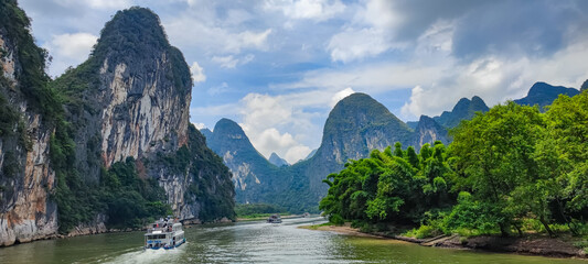 Tableau sur plexiglas Guilin From Guilin to Yangshuo, visitors can take a cruise on the Lijiang River, while enjoying a spectacular view along the way.  © CrazyOrr